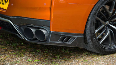Nissan GT-R MY17 – exhausts