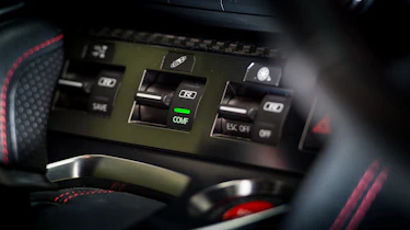 Nissan GT-R MY17 – controls