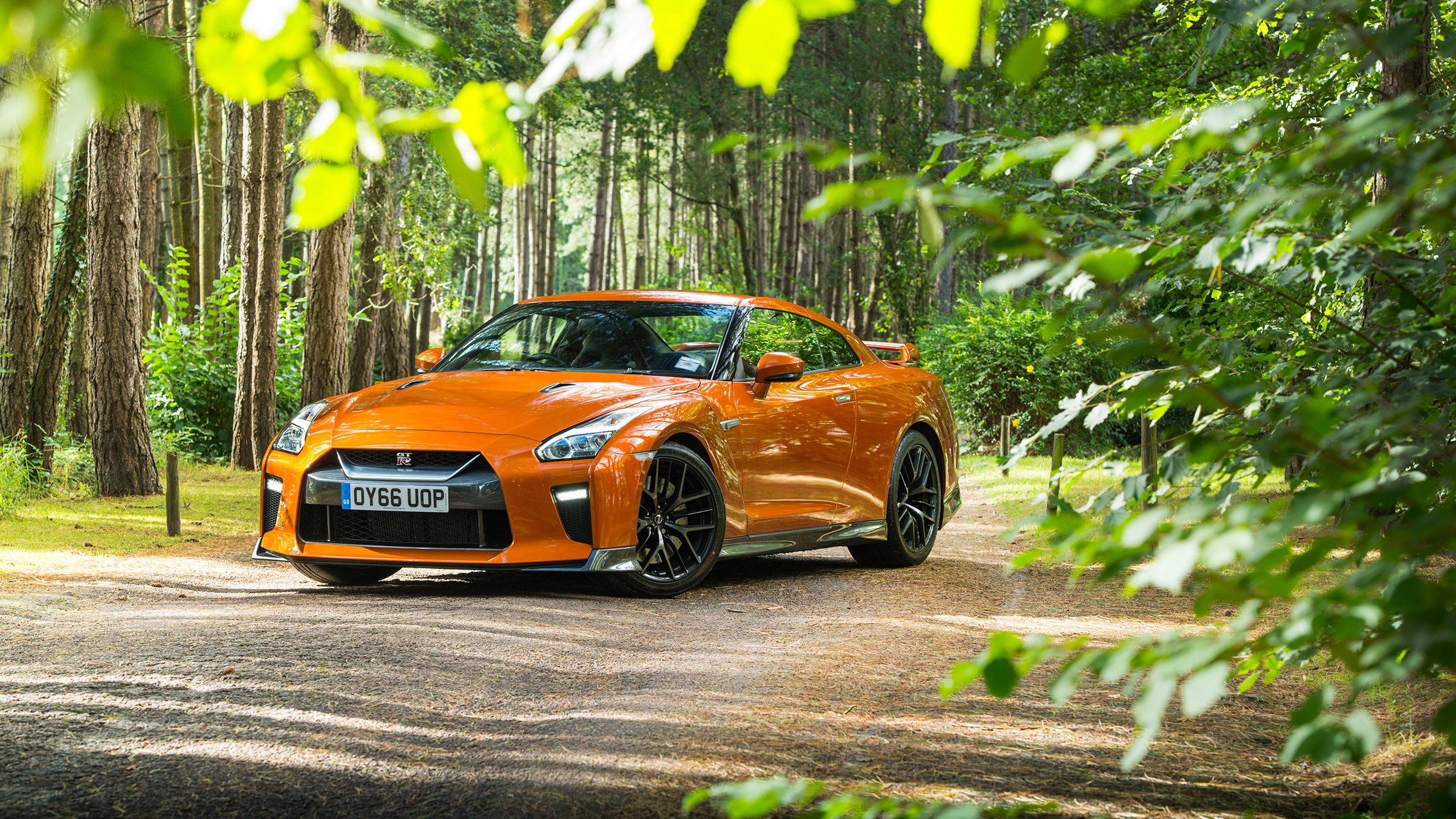 Nissan GT-R MY17 – front quarter static