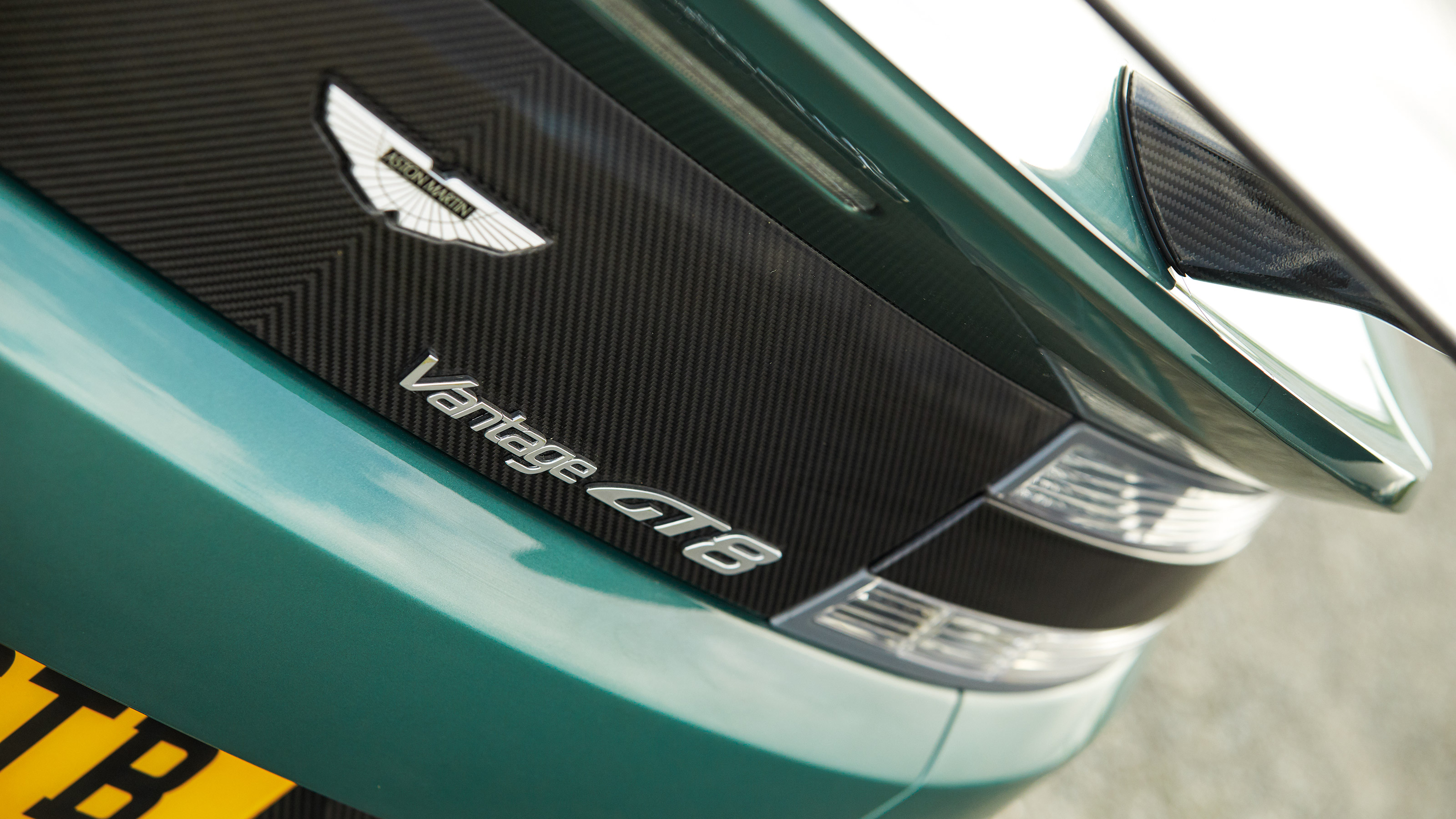 Aston Martin Vantage V600 v Aston Martin Vantage GT8 