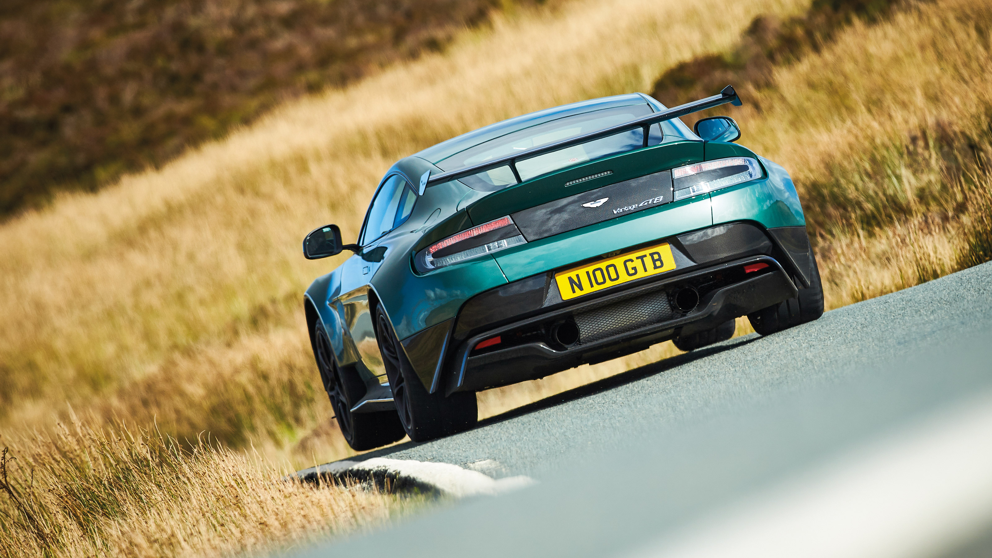 Aston Martin Vantage V600 v Aston Martin Vantage GT8 
