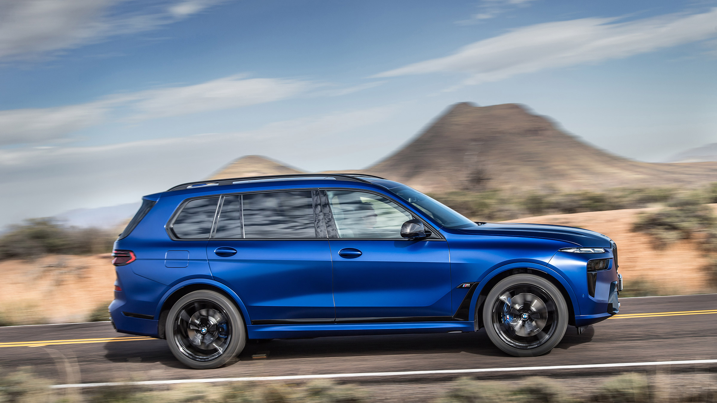 BMW X7 M60i – side