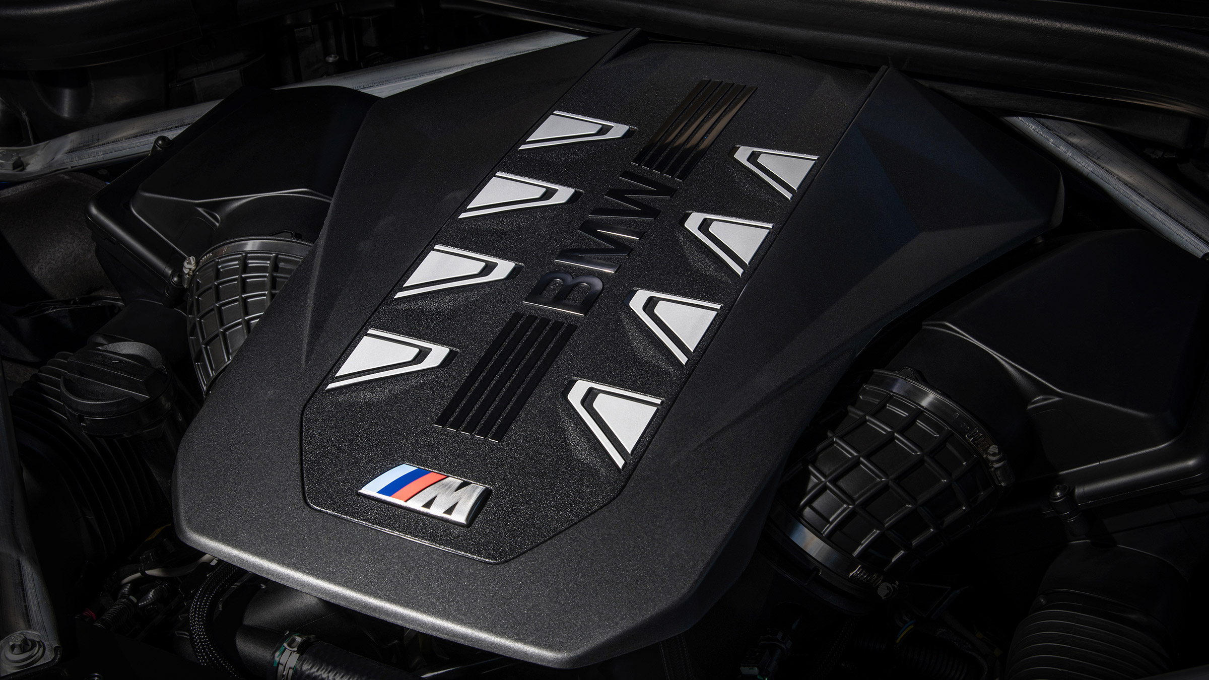 BMW X7 M60i – engine cover