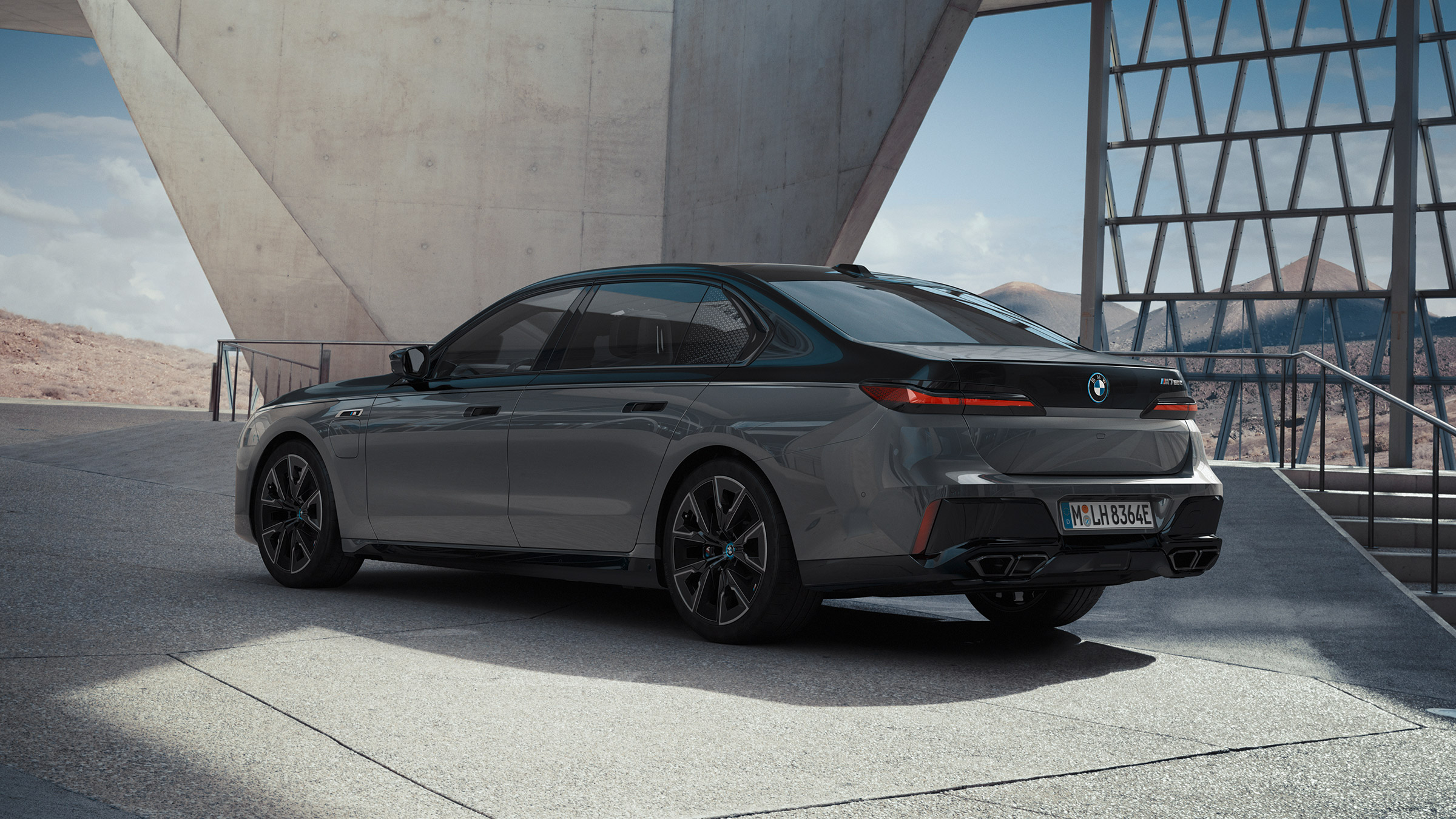BMW M760e – rear