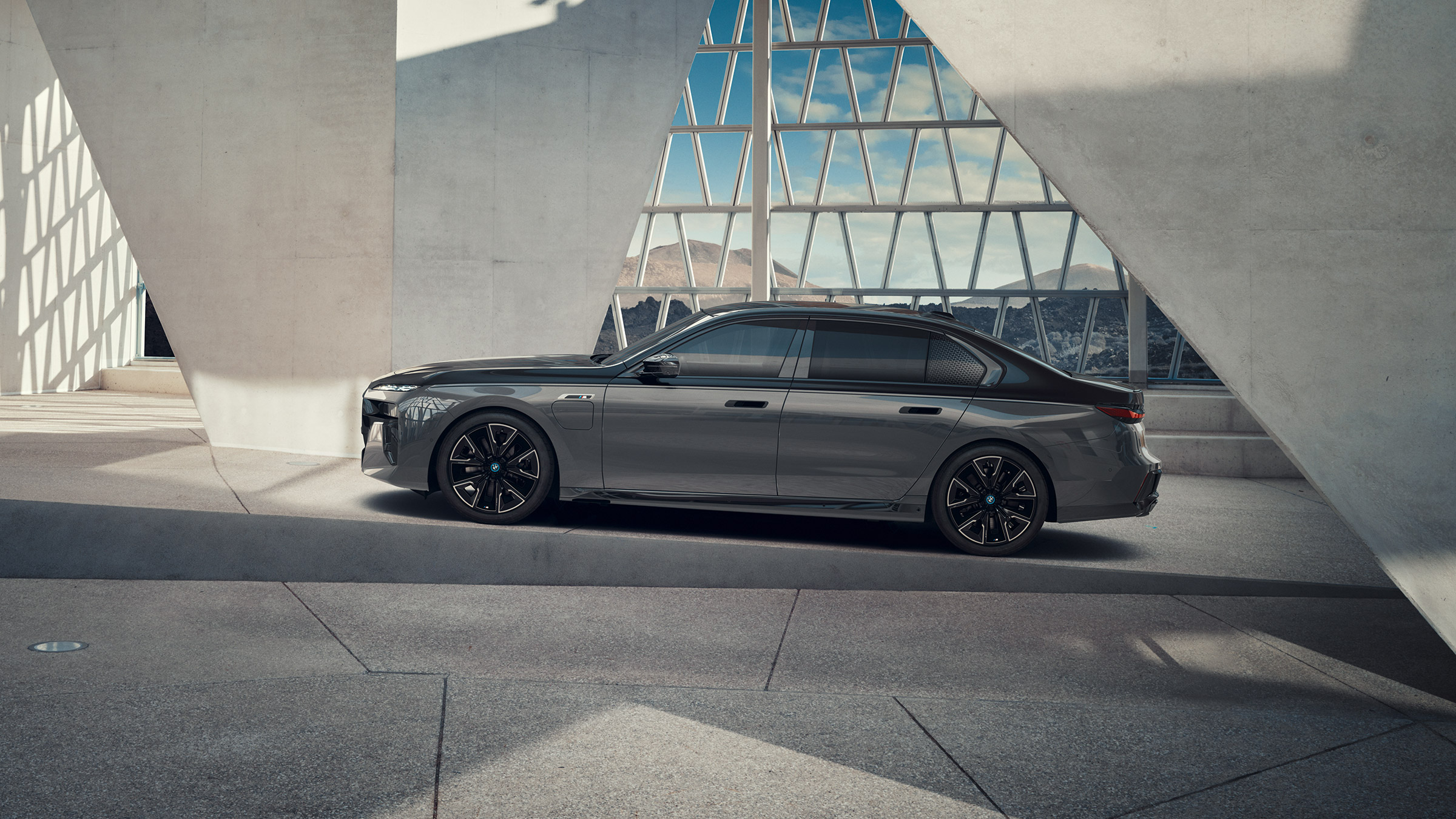 BMW M760e – side