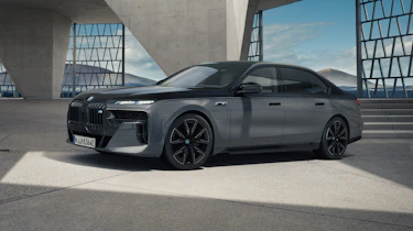 BMW M760e – front quarter static