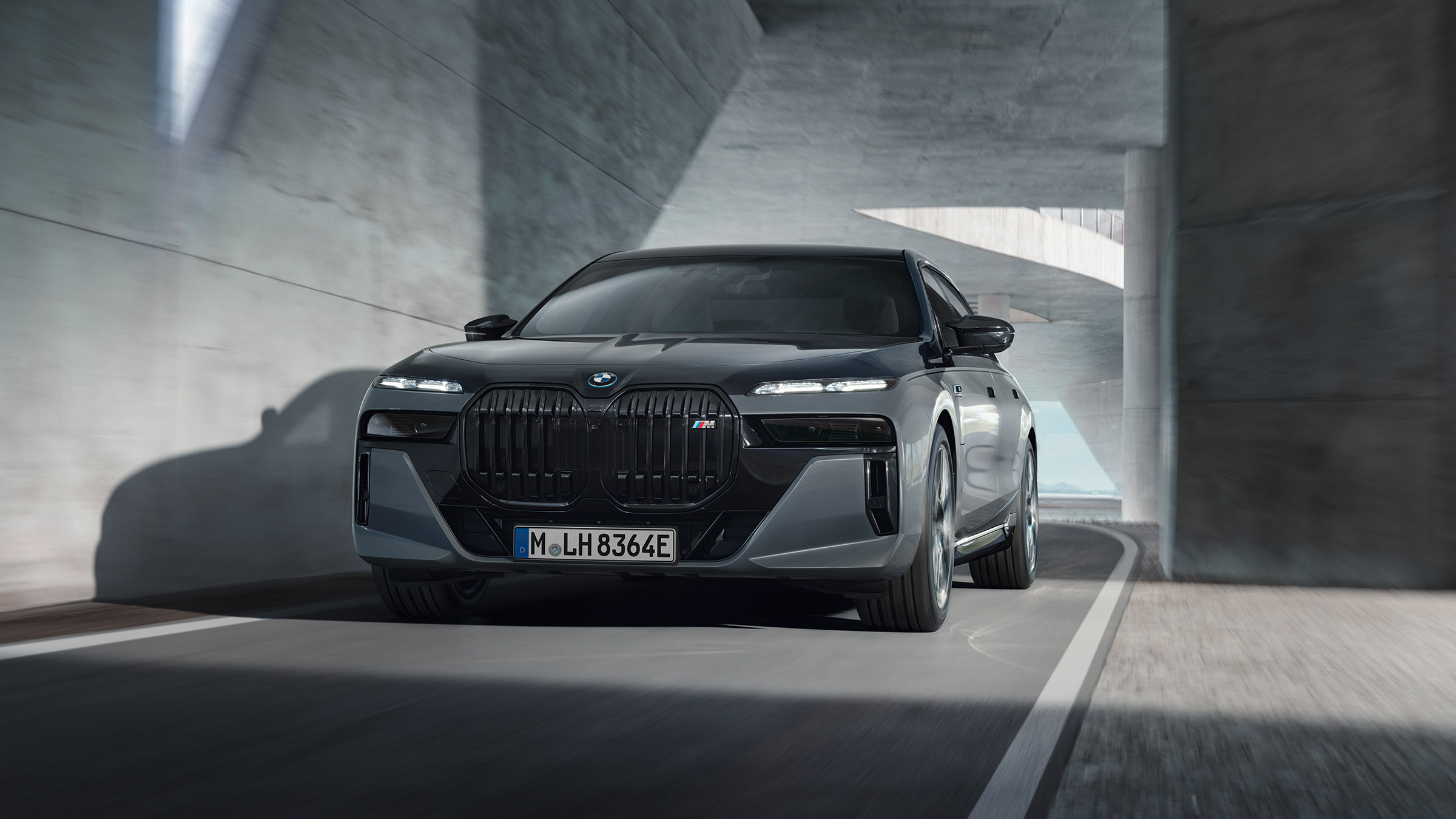 BMW M760e – front tracking