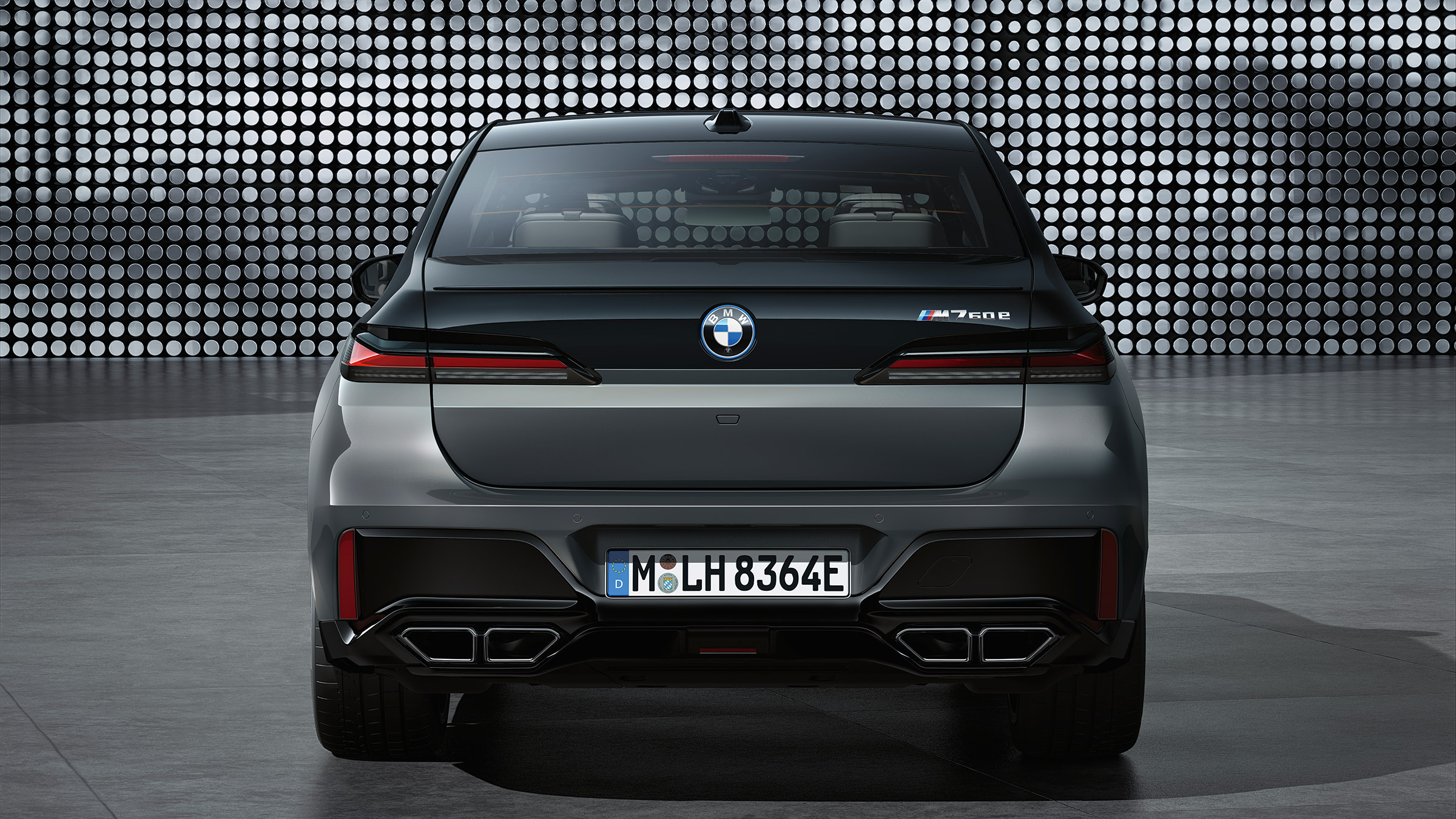 BMW M760e – rear
