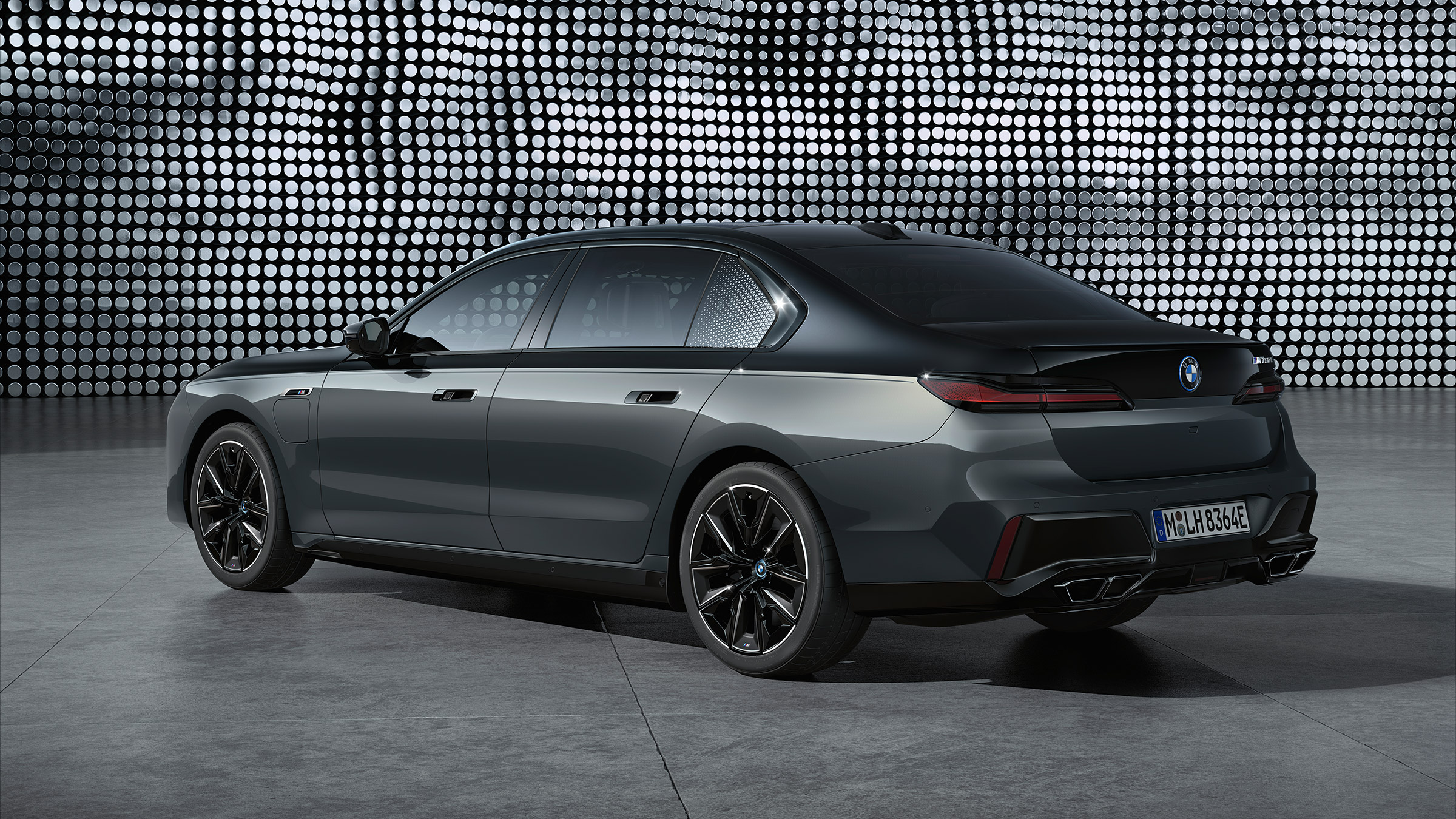 BMW M760e – rear quarter
