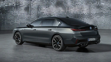 BMW M760e – rear quarter