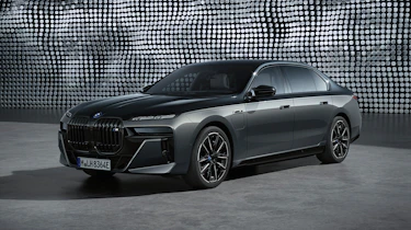 BMW M760e – front quarter