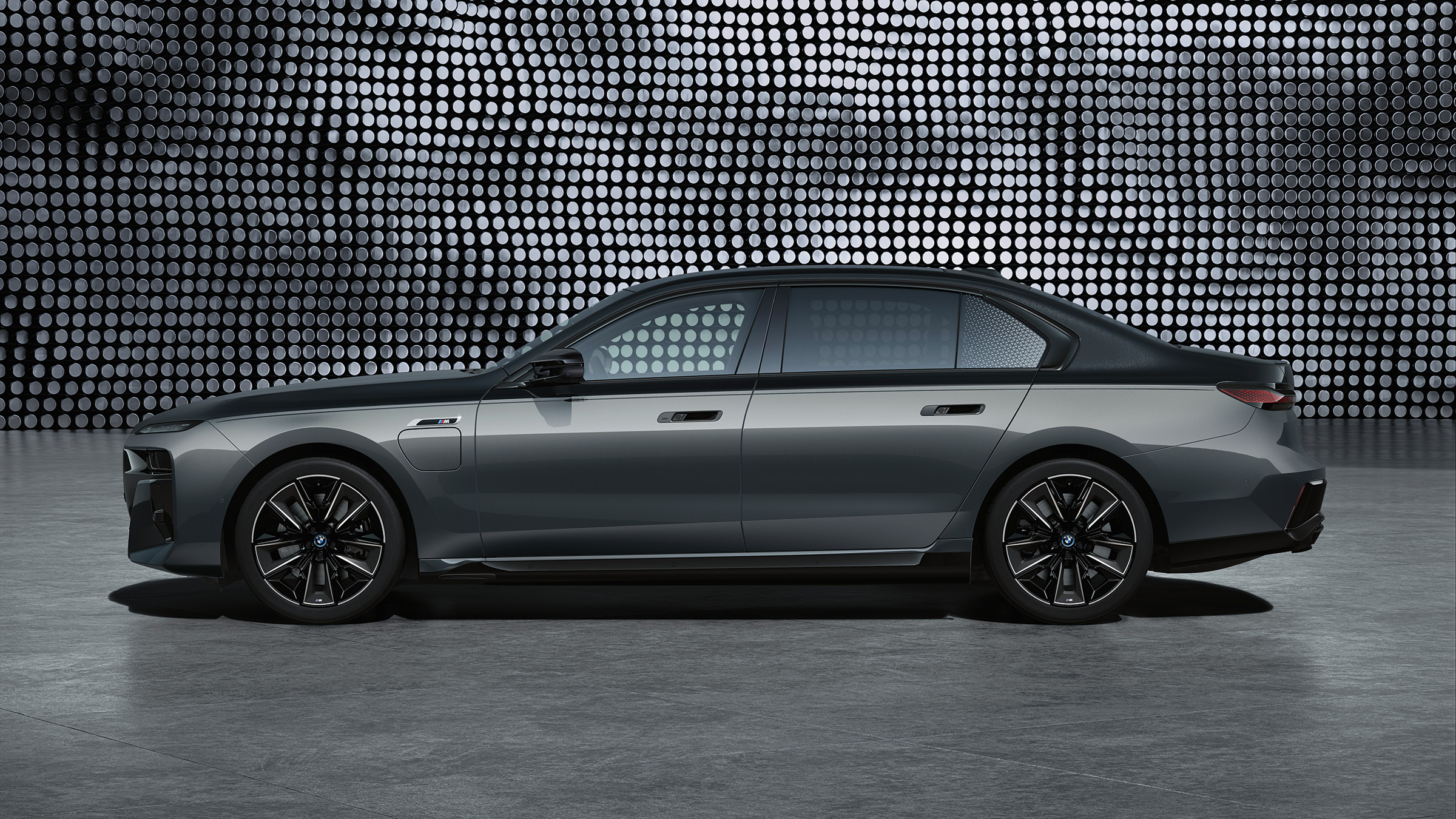 BMW M760e – side