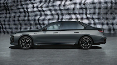 BMW M760e – side