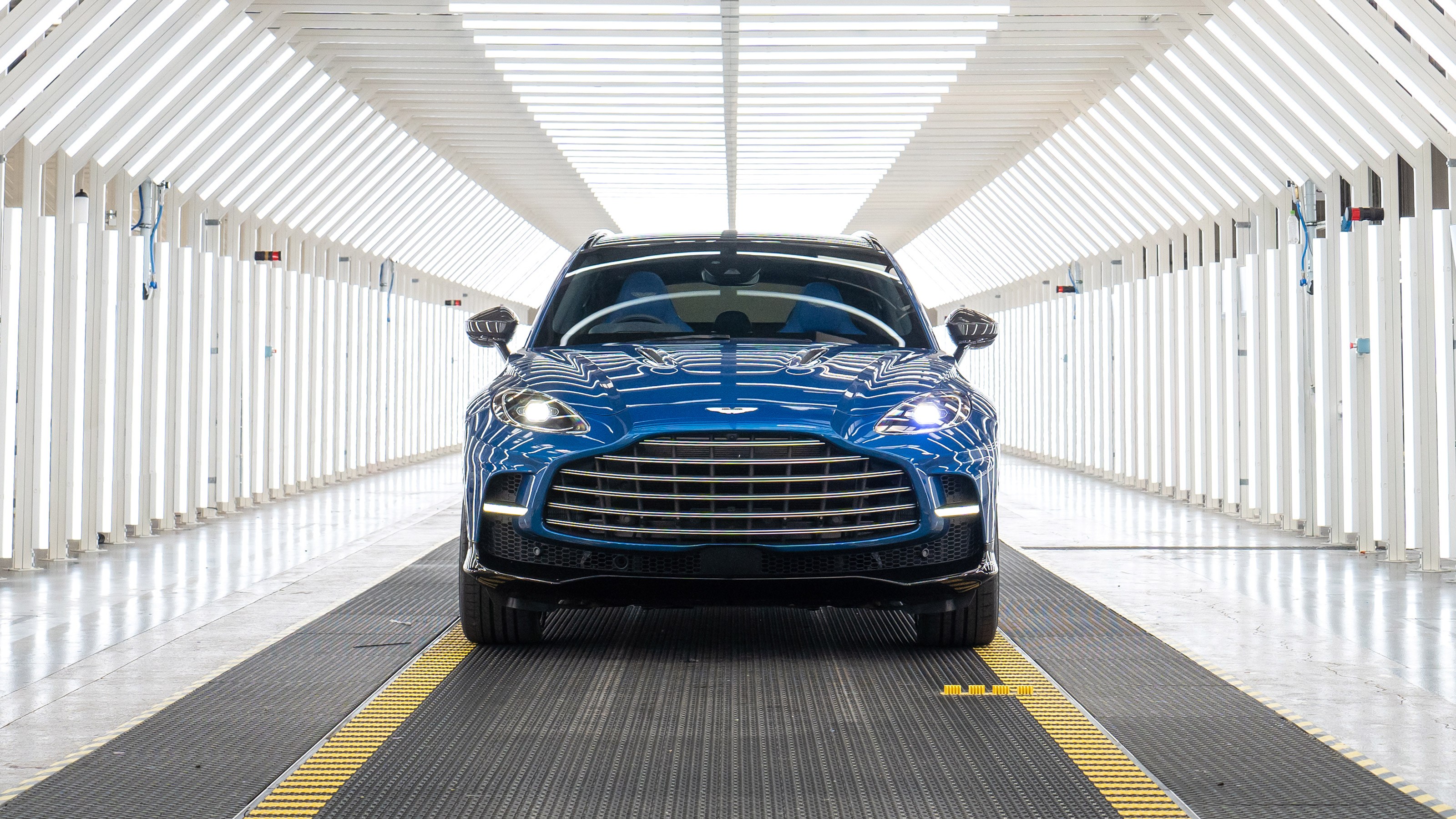 Aston Martin DBX707
