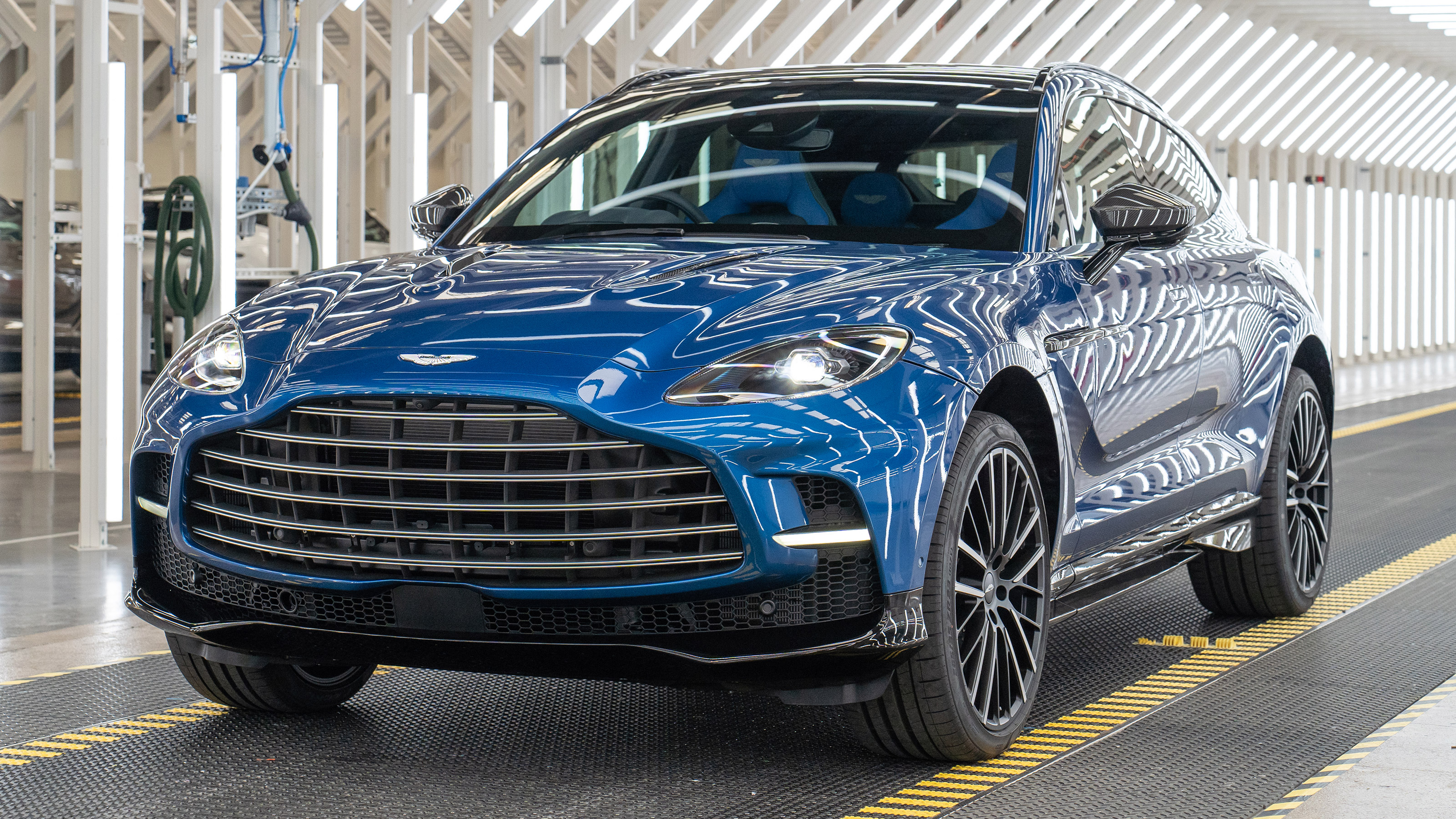 Aston Martin DBX707