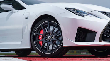 Ford Mustang Mach 1 v Lexus RC F
