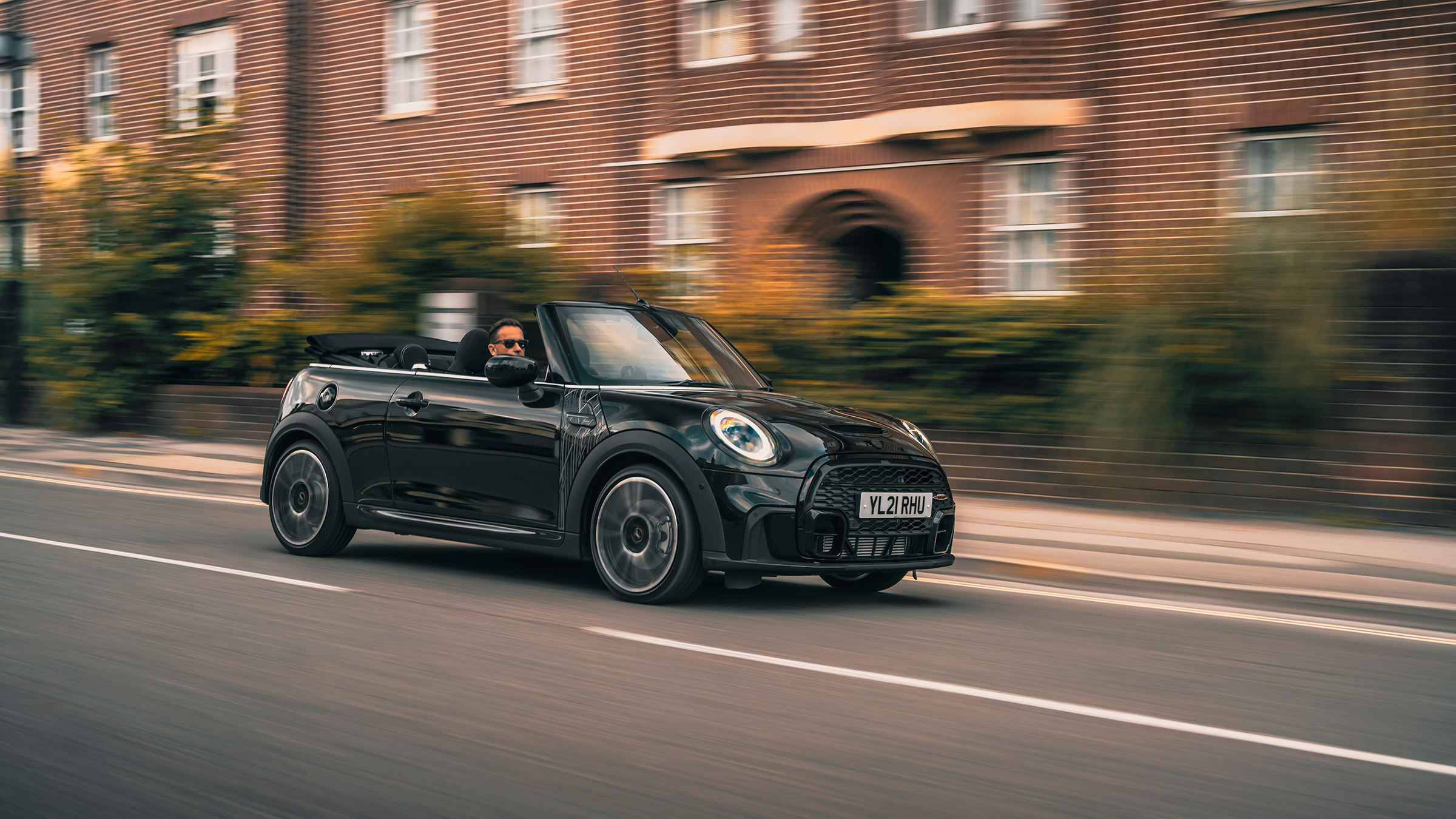Mini – black cabrio tracking