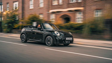 Mini – black cabrio tracking