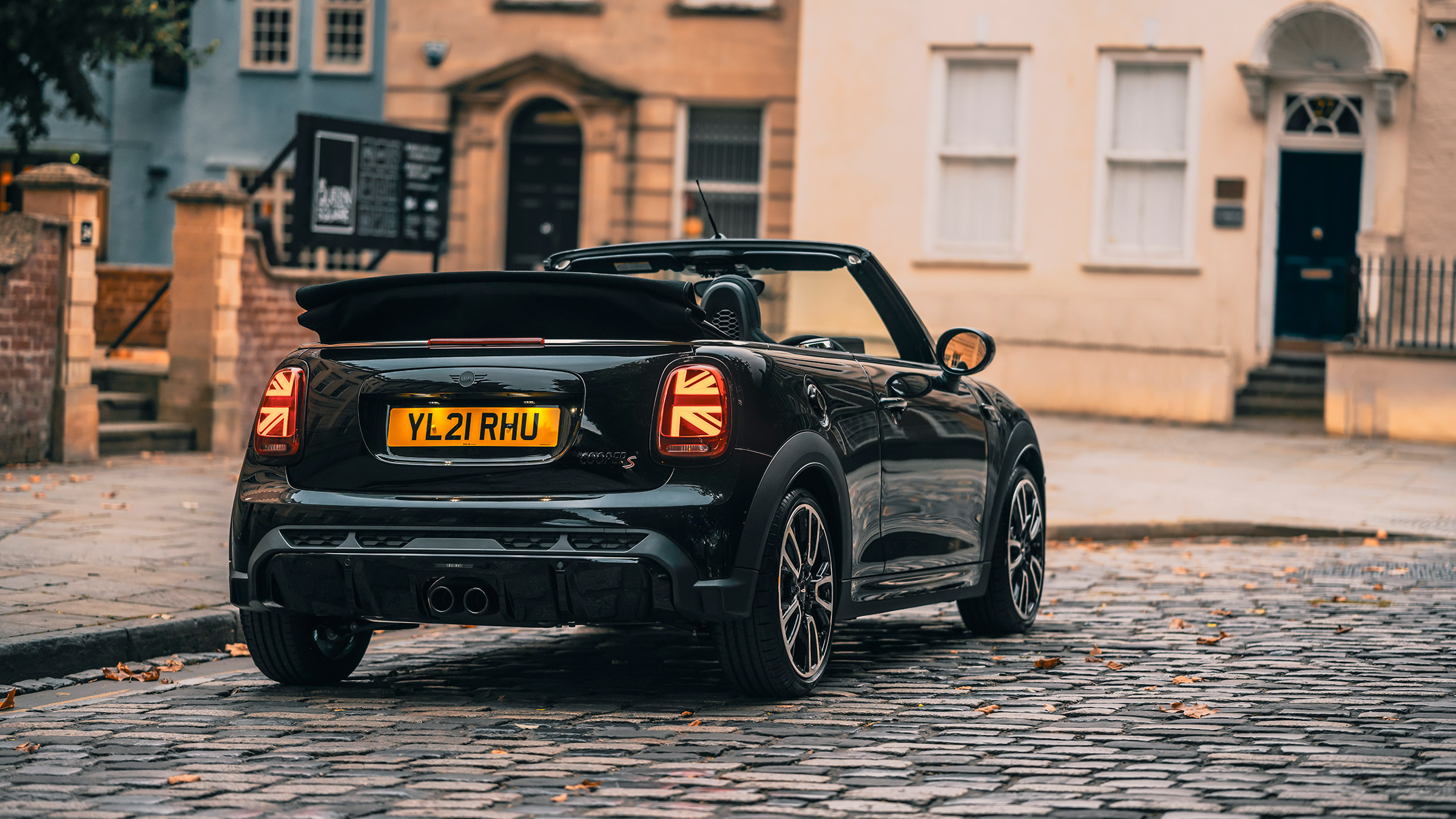 Mini – black cabrio