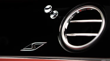 Bentley Flying Spur V8 S – dials
