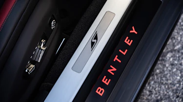 Bentley Flying Spur V8 S – sill