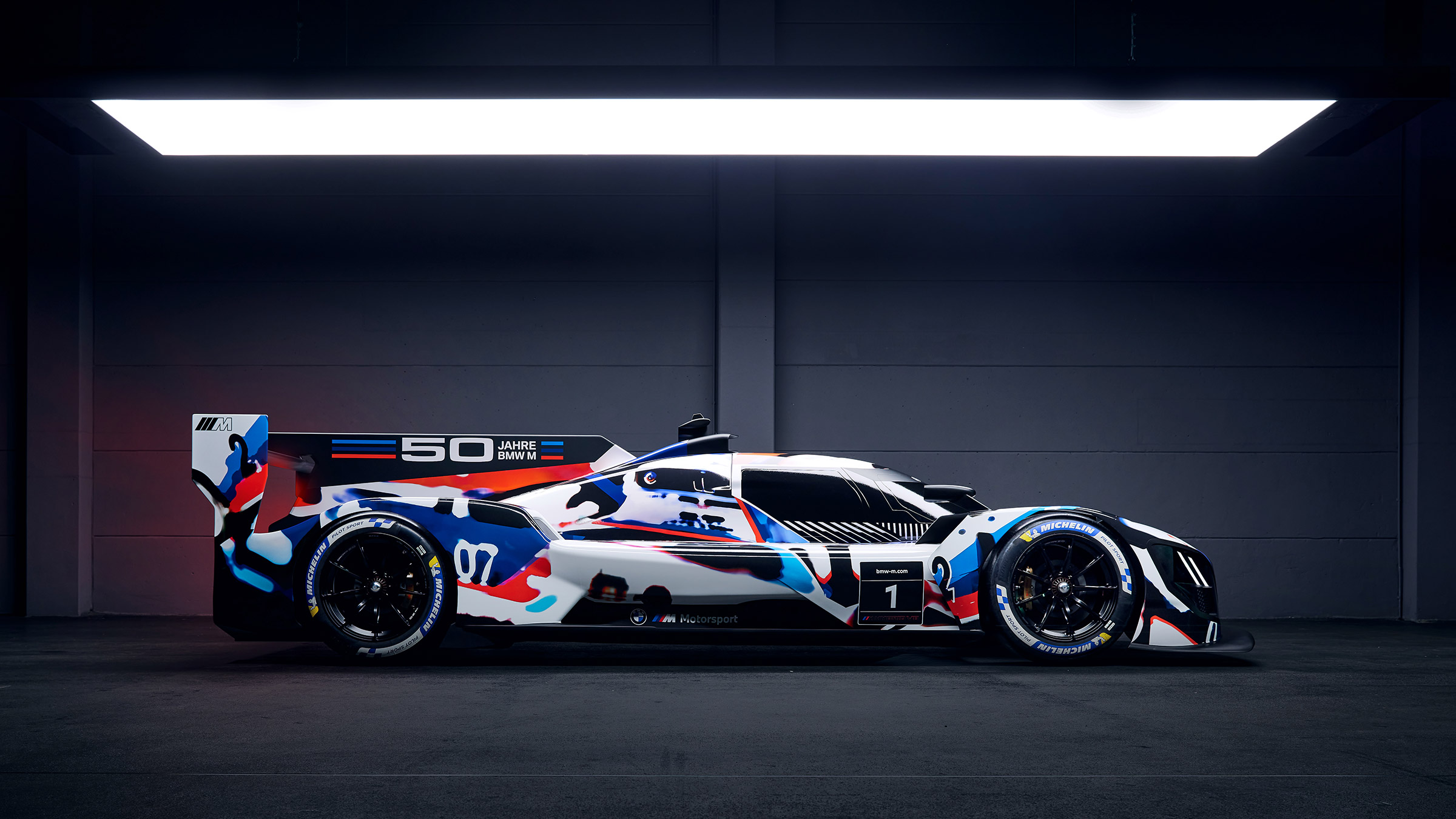 BMW M V8 Hybrid – side