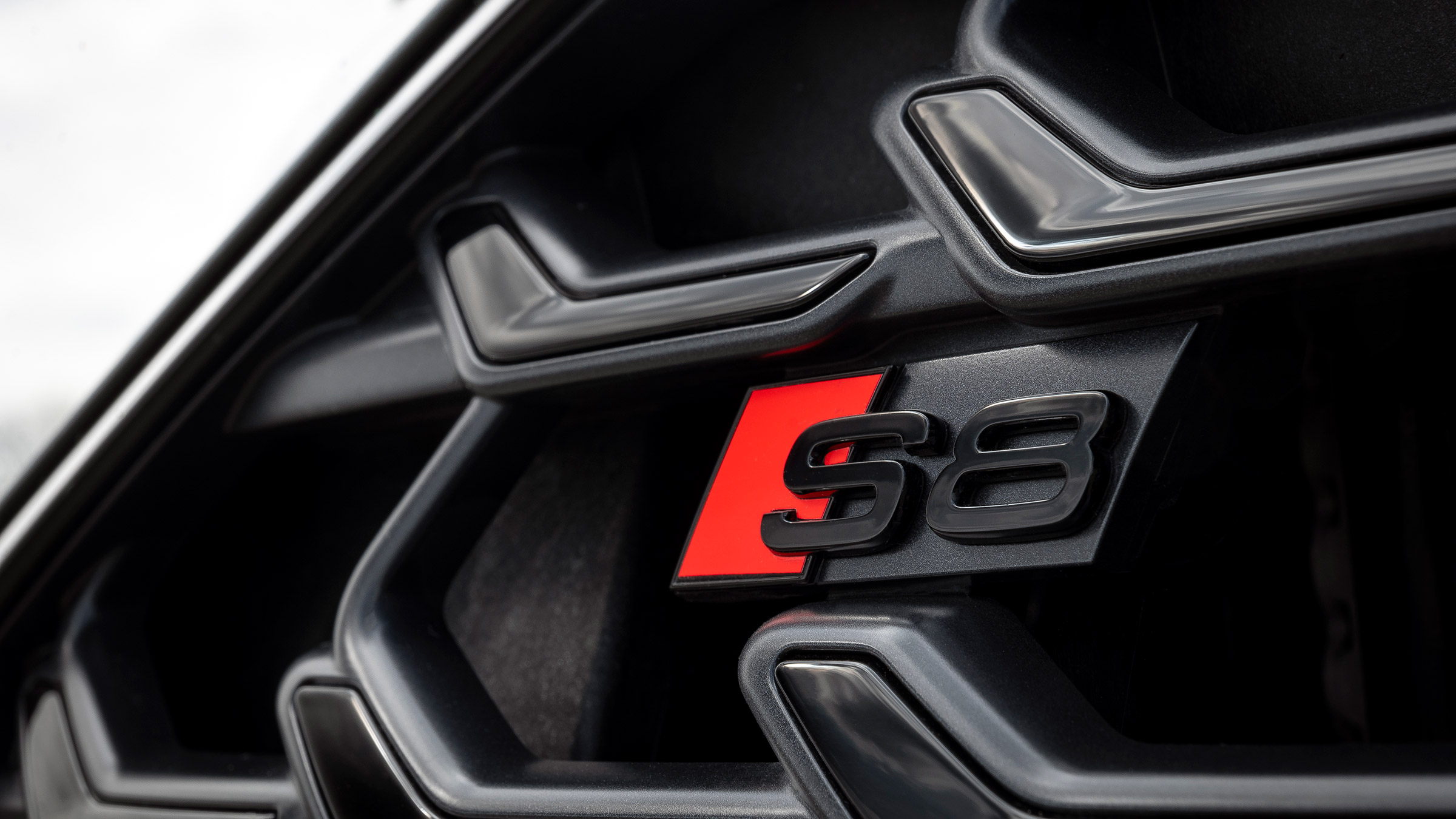 Audi S8 UK drive – badge