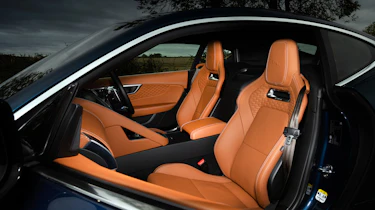 Jaguar F-Type P450 RWD – seats