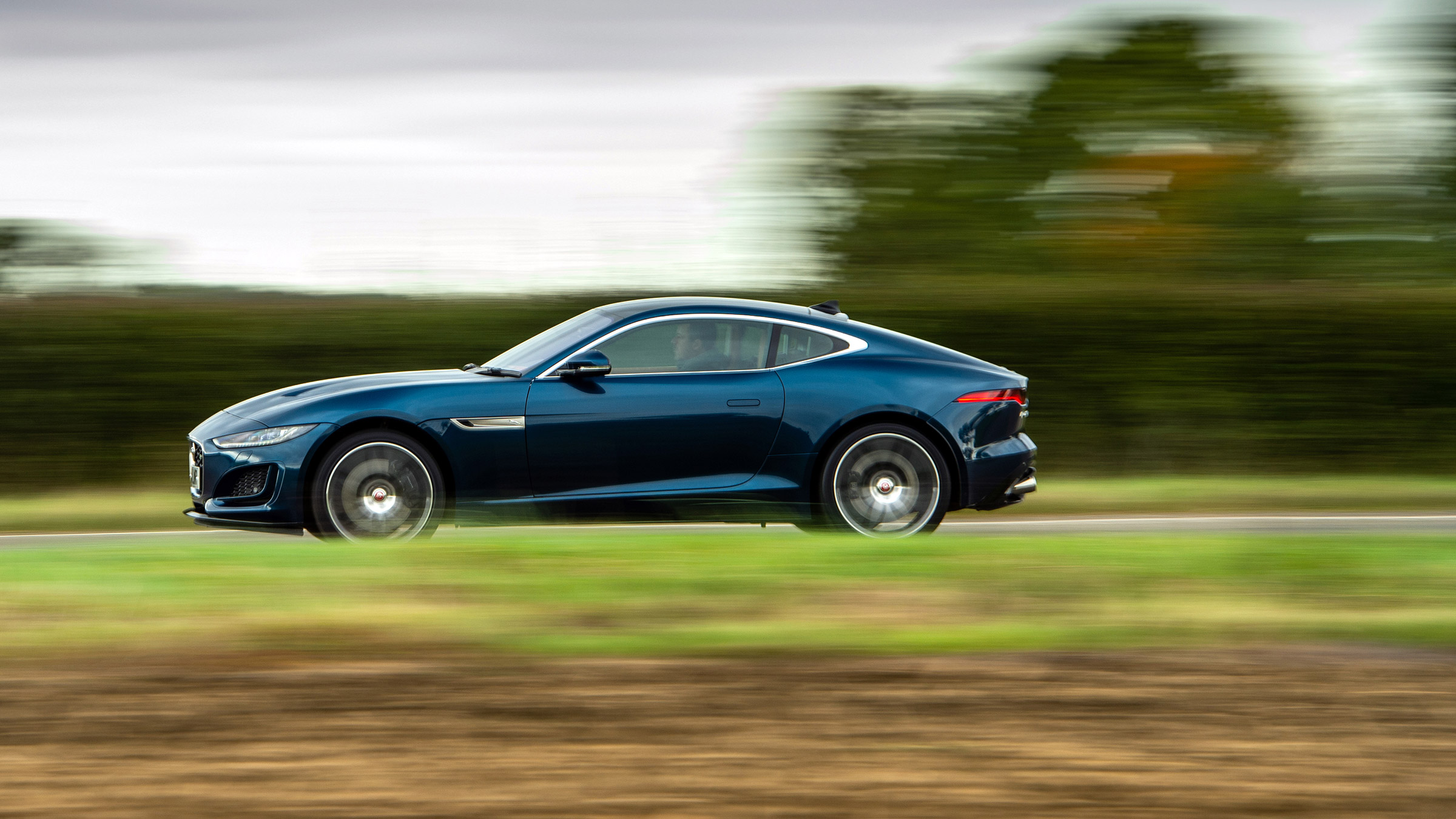 Jaguar F-Type P450 RWD – pan