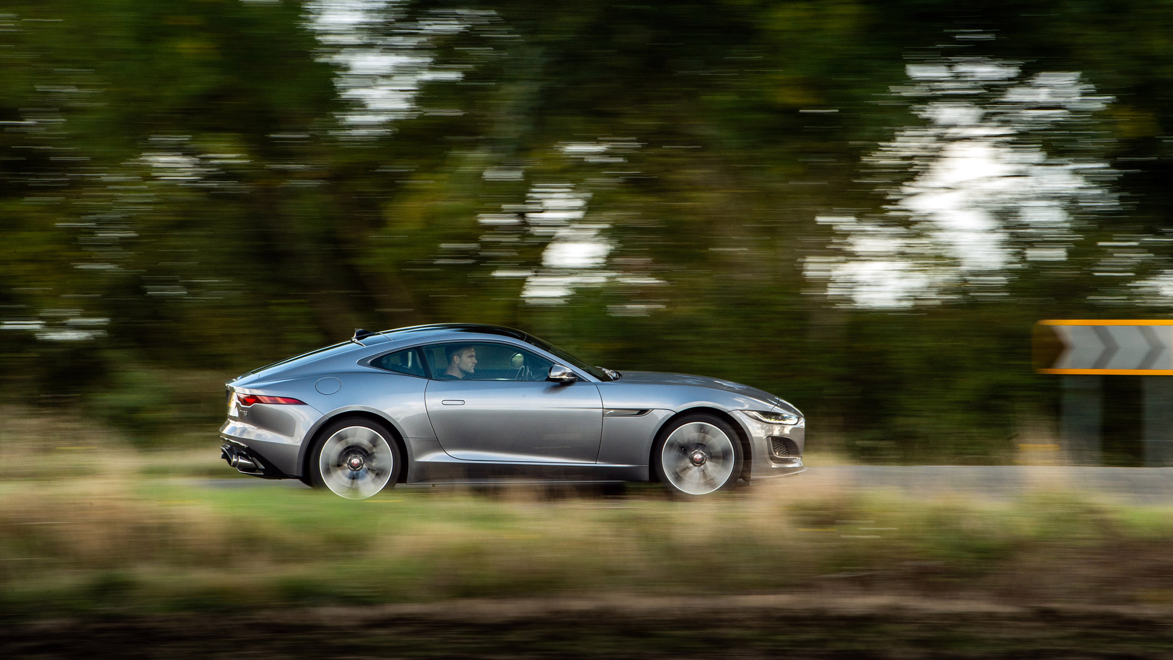 Jaguar F-Type P450 AWD – pan