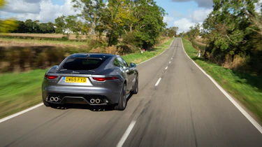 Jaguar F-Type P450 AWD – rear tracking
