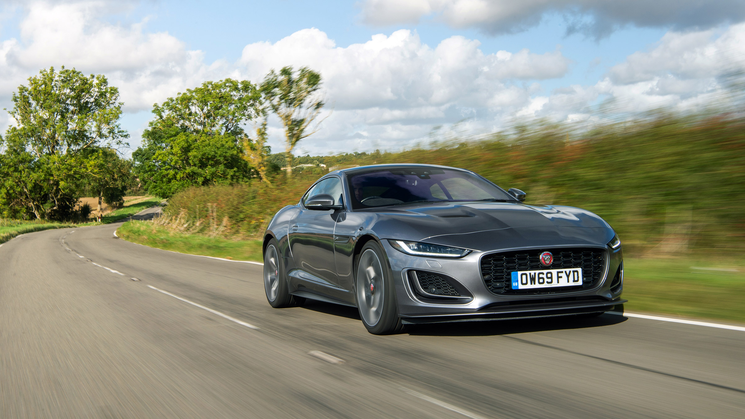 Jaguar F-Type P450 AWD – front tracking