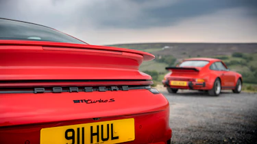 911 Turbos feature – badges