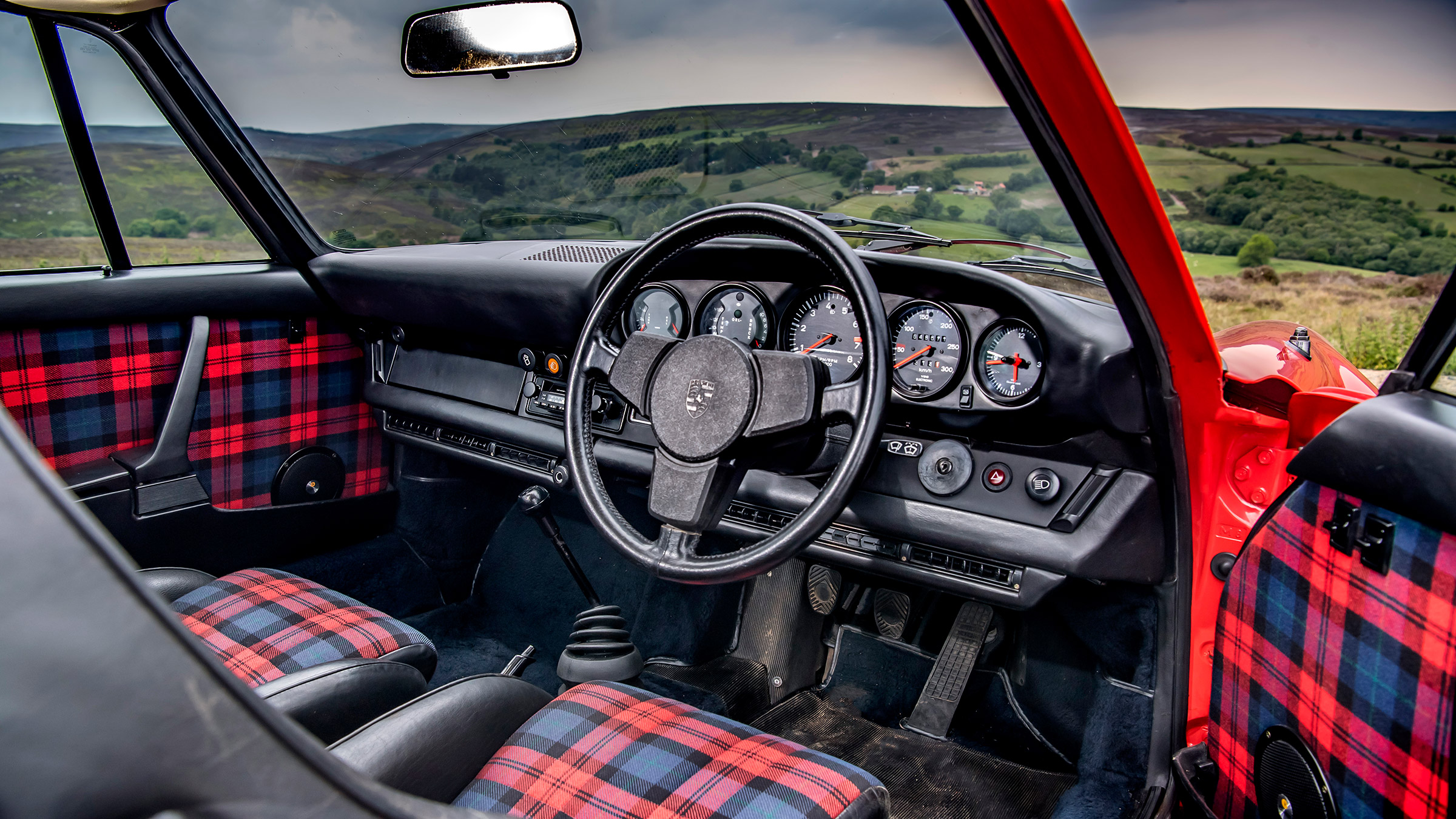 911 Turbos feature – 930 cabin