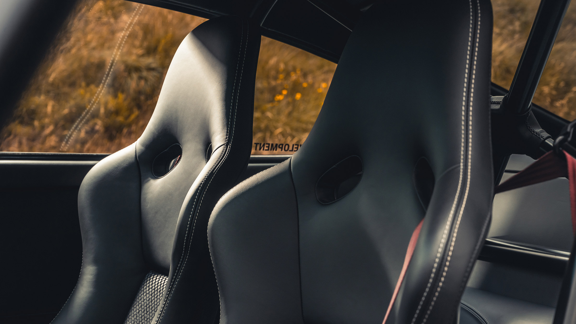 Paul Stephens Autoart Porsche 993R – buckets