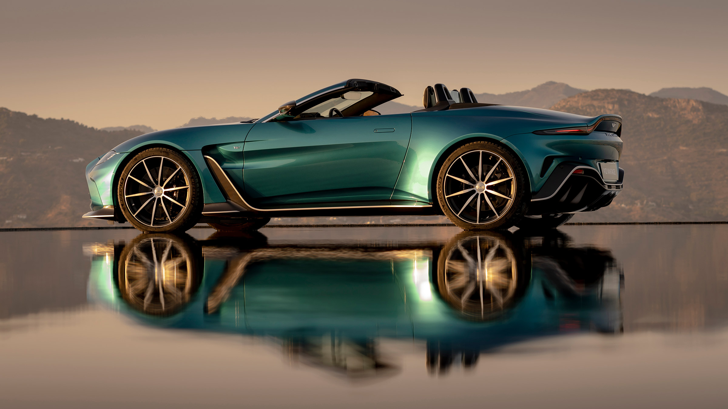Aston Martin V12 Vantage Roadster – side
