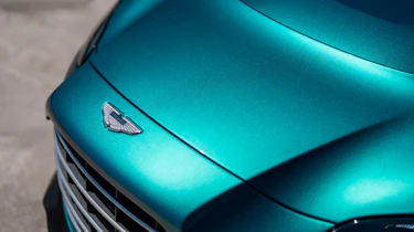 Aston Martin V12 Vantage Roadster – bonnet