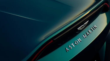 Aston Martin V12 Vantage Roadster – badge