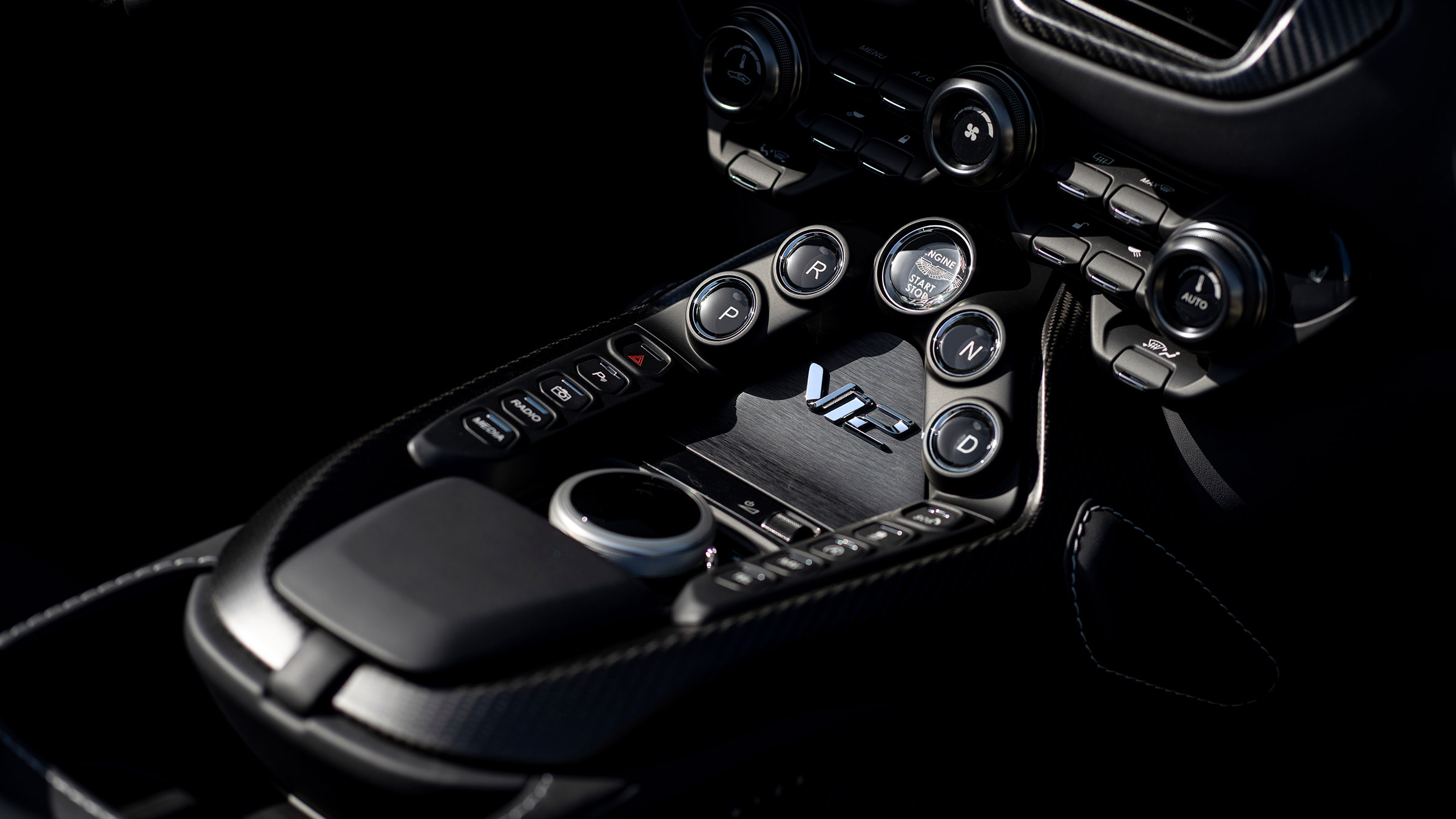 Aston Martin V12 Vantage Roadster – console