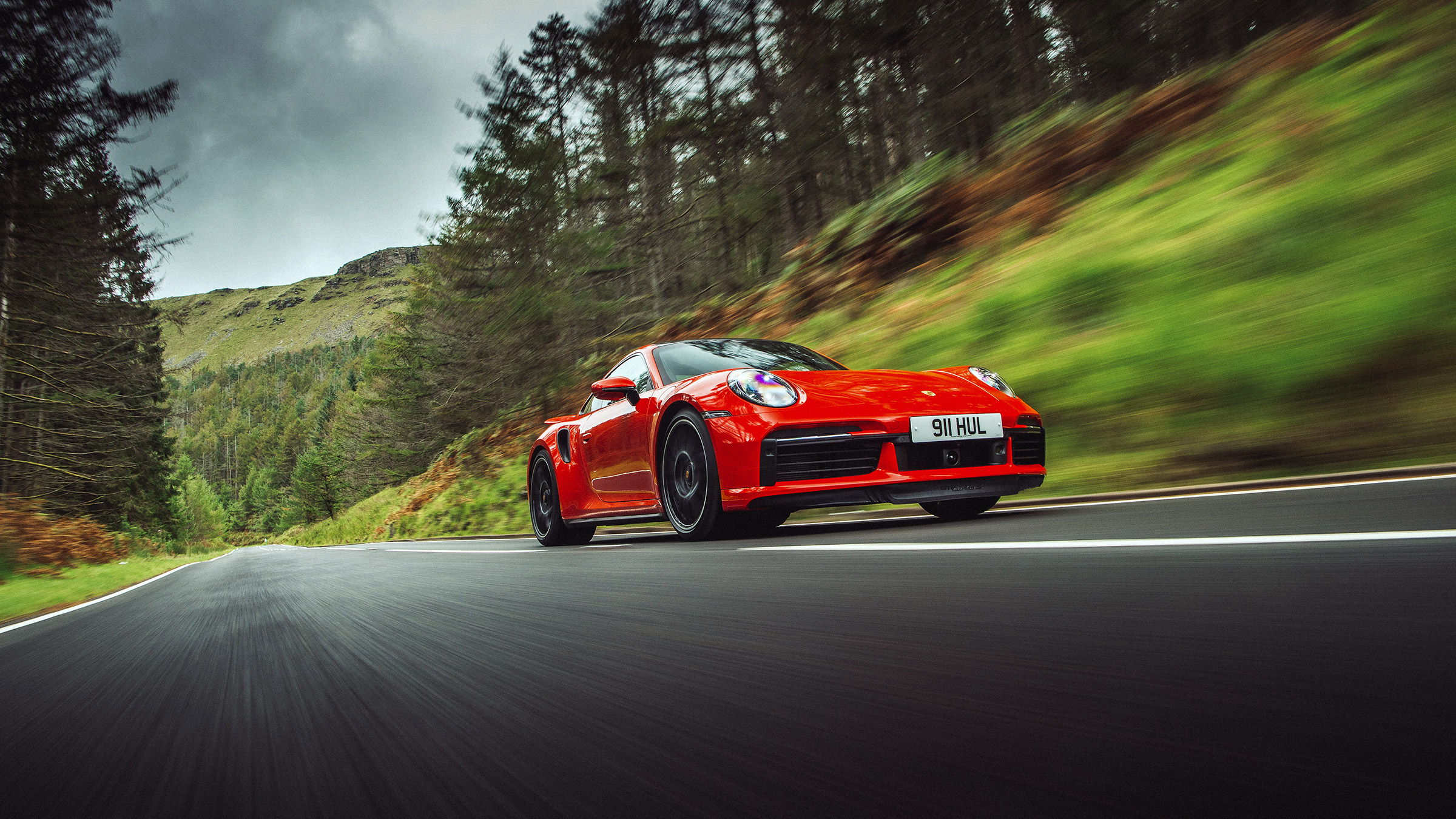 Porsche 911 Turbo S vs A45 S – tracking low