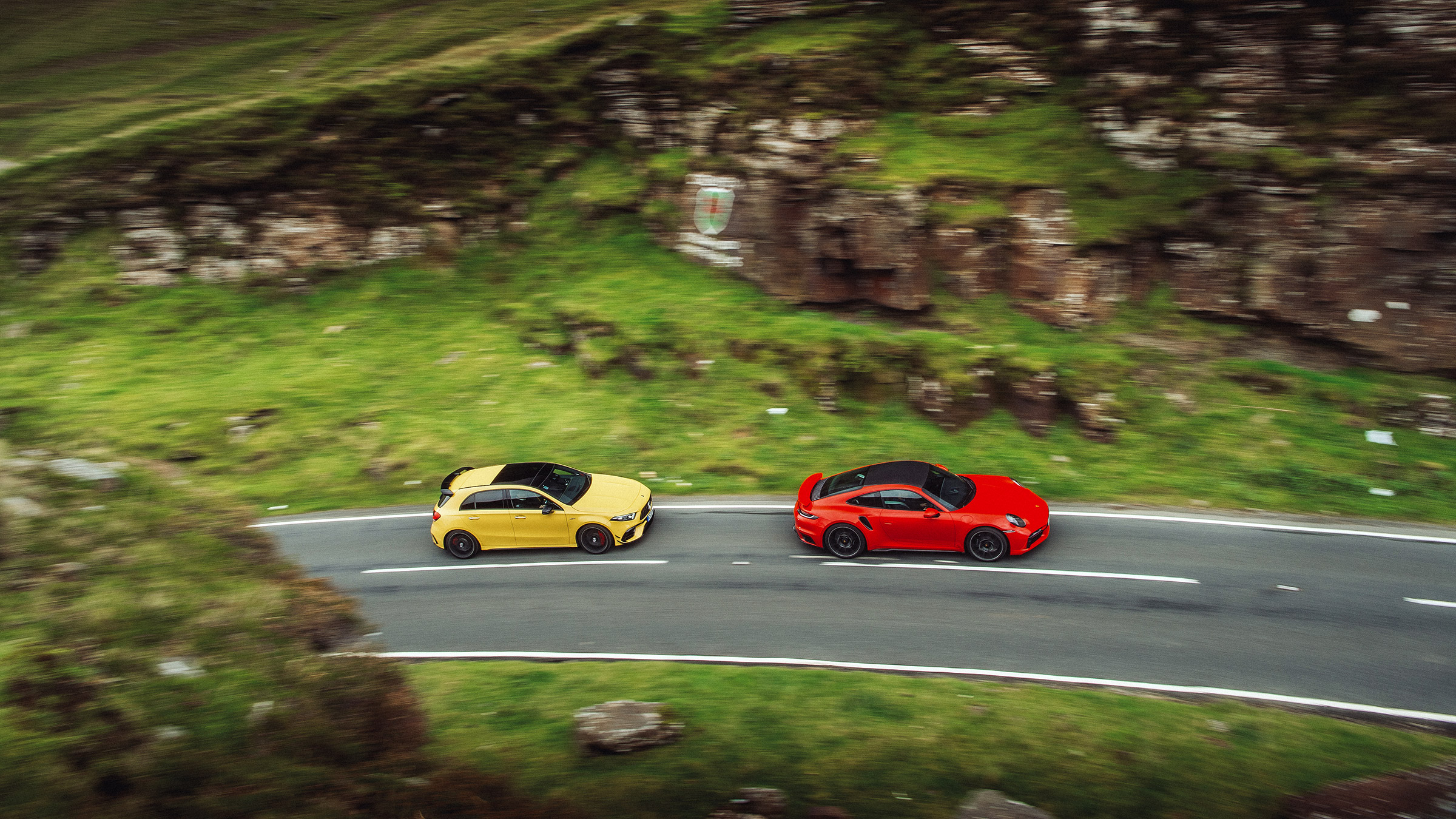 Porsche 911 Turbo S vs A45 S – pan1