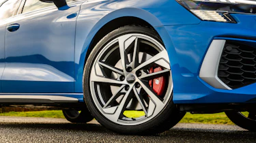 Audi S3 2022 – blue wheel