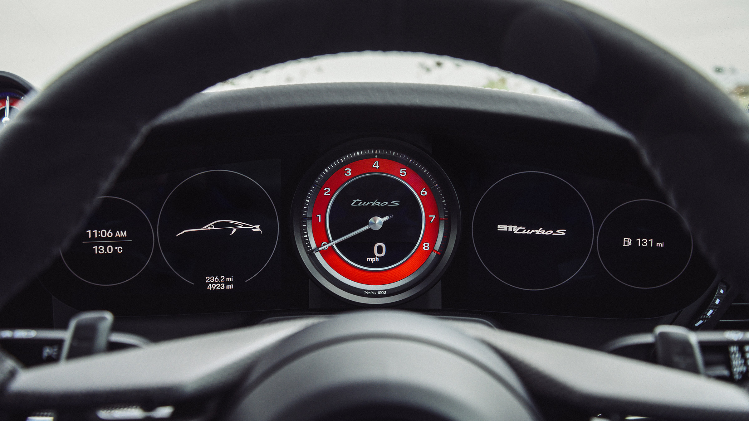 Porsche 911 Turbo S vs A45 S – dials