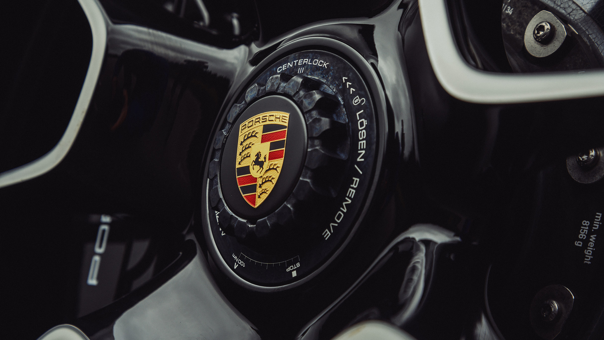 Porsche 911 Turbo S vs A45 S – wheel nut