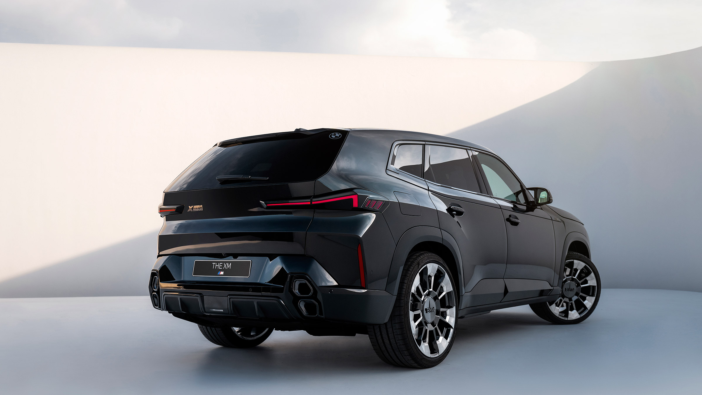 BMW XM Black – rear
