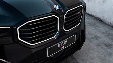 BMW XM Black – grille