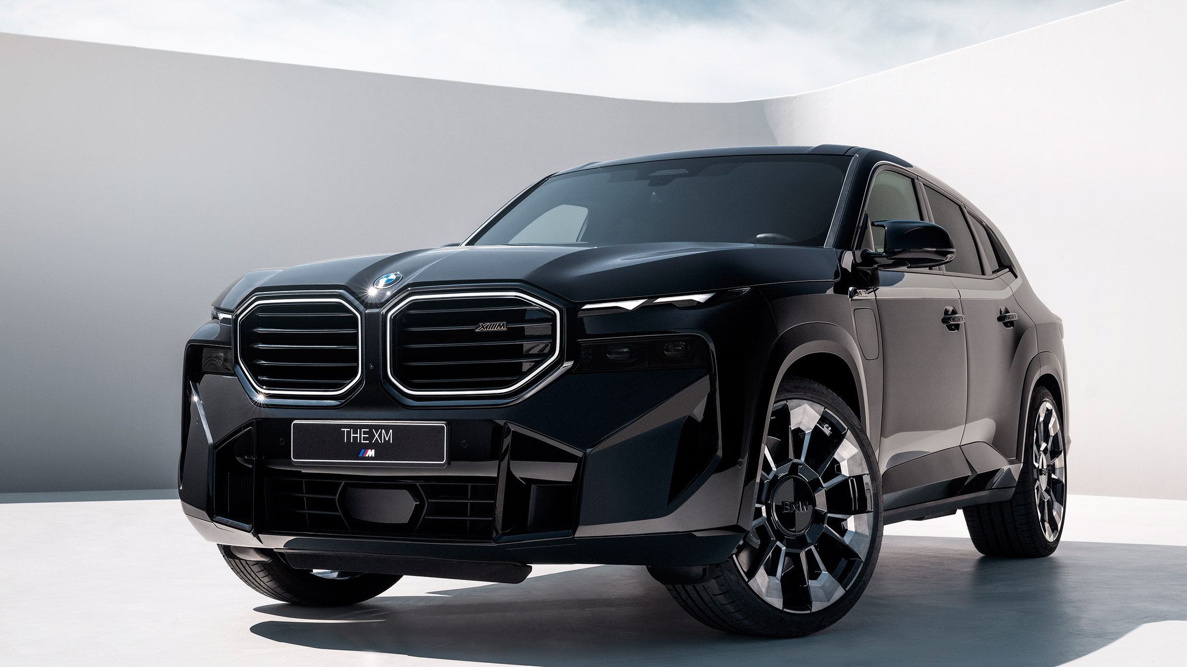BMW XM Black – front quarter