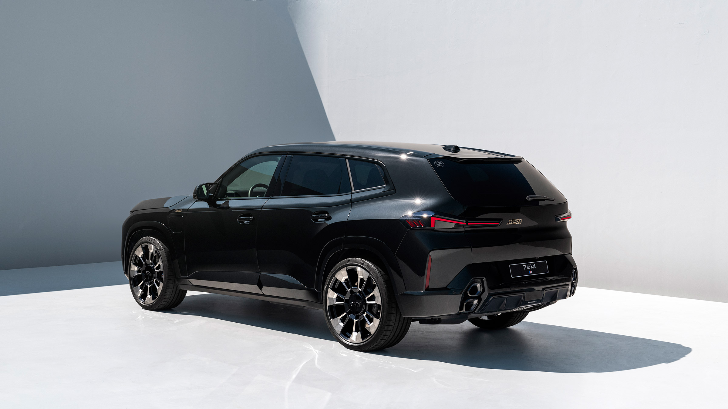 BMW XM Black – rear quarter