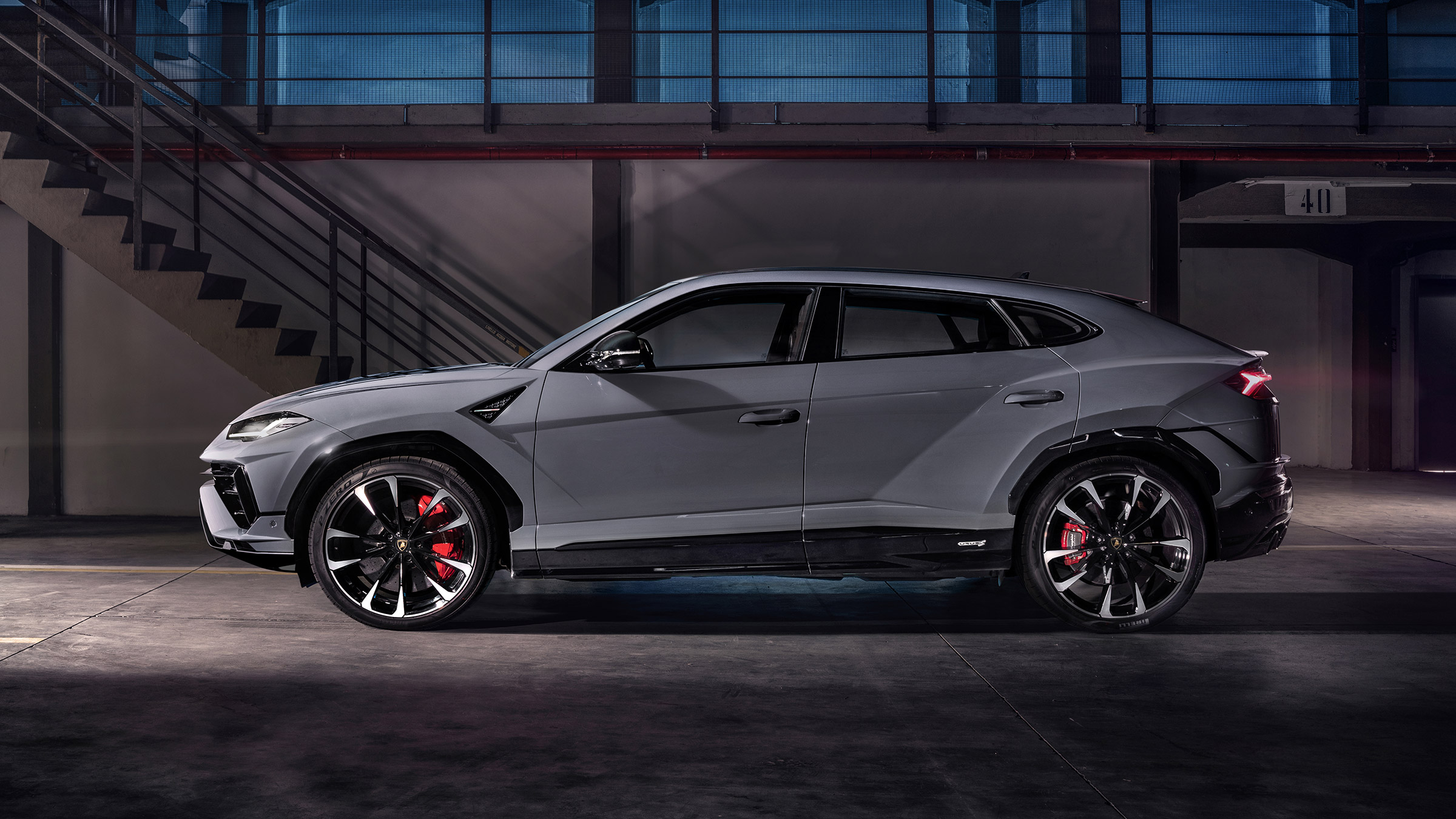 Lamborghini Urus S – side