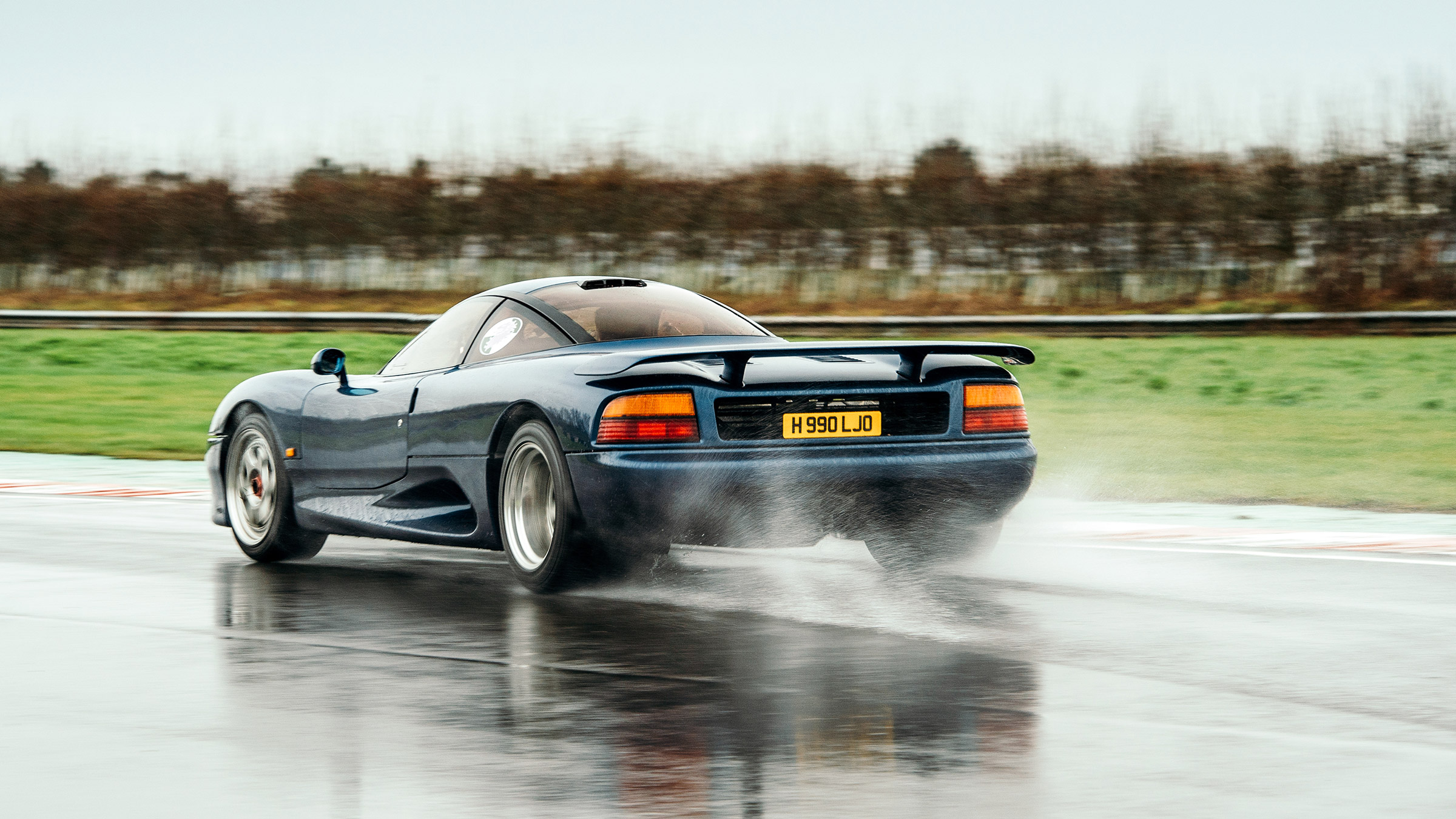 Jaguar XJR-15 – rear